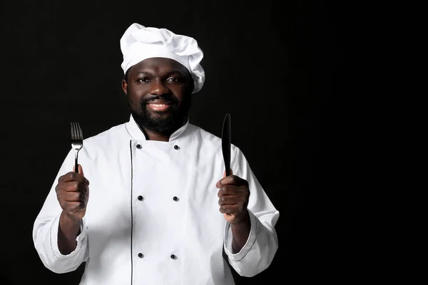 Chef Afroamericano Masculino Sobre Fondo Oscuro —  Fotos de Stock