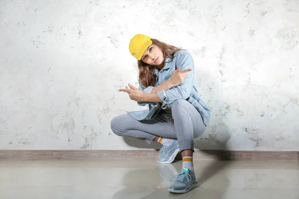 Hermosa Bailarina Femenina Hip Hop Contra Pared Luz —  Fotos de Stock