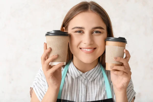 Vrouwelijke Barista Lichte Achtergrond — Stockfoto