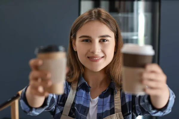 Vrouwelijke Barista Modern Café — Stockfoto