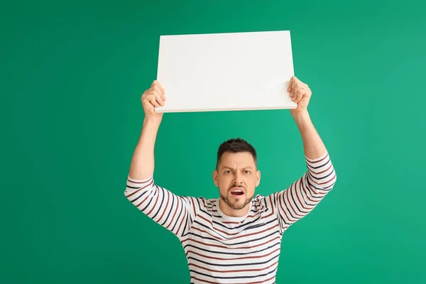 Homem Protestando Com Cartaz Branco Fundo Cor — Fotografia de Stock