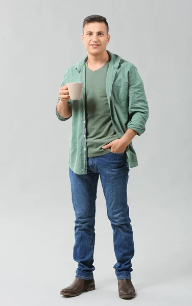 Joven Guapo Con Taza Sobre Fondo Gris — Foto de Stock