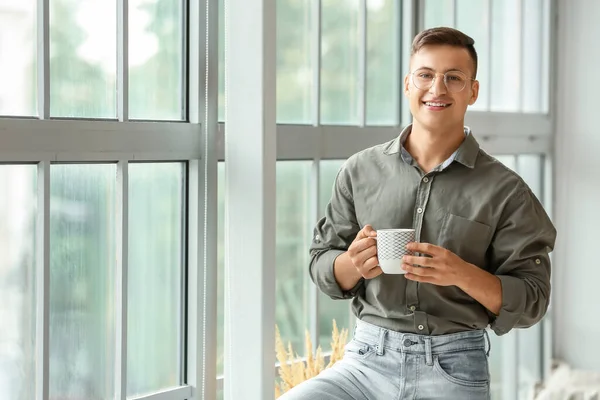 Beau Jeune Homme Buvant Thé Près Fenêtre Maison — Photo