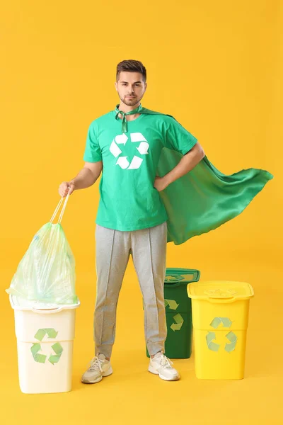 Hombre Vestido Como Eco Superhéroe Con Papeleras Fondo Color —  Fotos de Stock