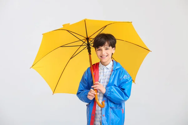 Mignon Petit Garçon Imperméable Avec Parapluie Sur Fond Clair — Photo
