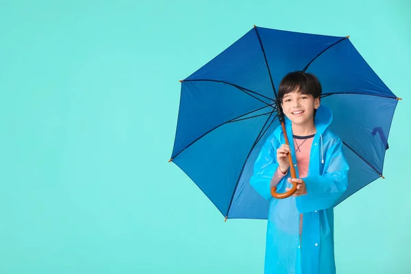 비옷을 천연색 배경에 우산을 귀여운 — 스톡 사진