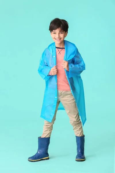 Mignon Petit Garçon Imperméable Sur Fond Couleur — Photo