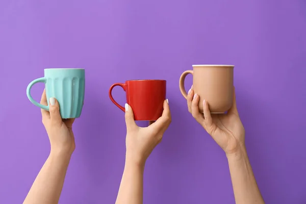 Mãos Com Xícaras Café Quente Fundo Cor — Fotografia de Stock