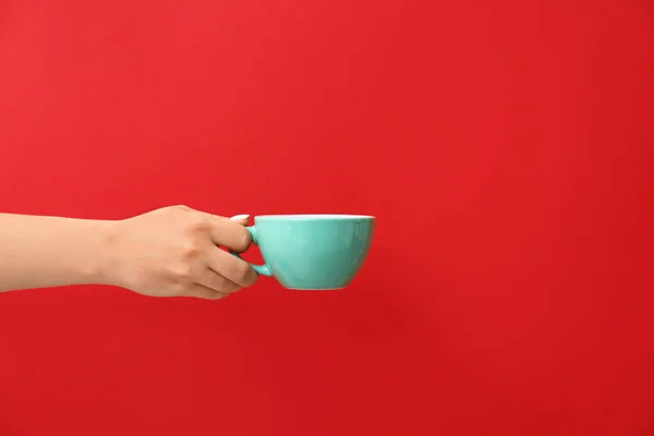 Mano Con Taza Café Caliente Sobre Fondo Color —  Fotos de Stock