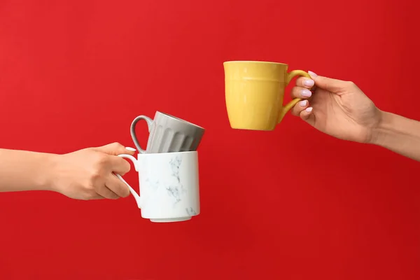 Mãos Com Xícaras Café Quente Fundo Cor — Fotografia de Stock