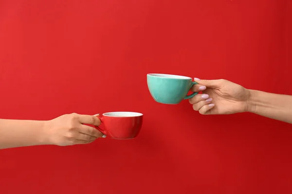 Manos Con Tazas Café Caliente Sobre Fondo Color — Foto de Stock