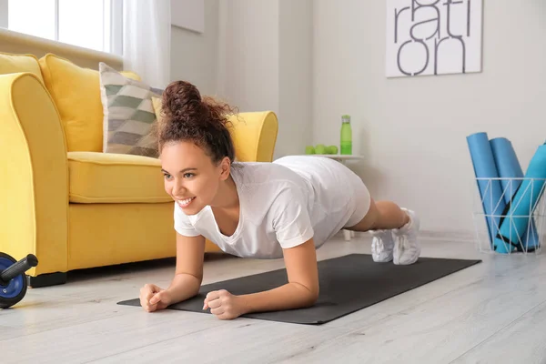 Sportieve Jonge Vrouw Training Thuis — Stockfoto