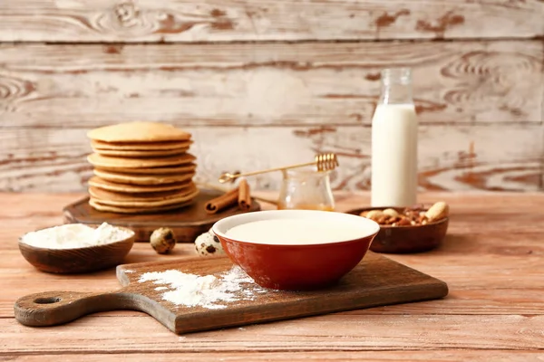 Zutaten Für Pfannkuchen Auf Dem Tisch — Stockfoto