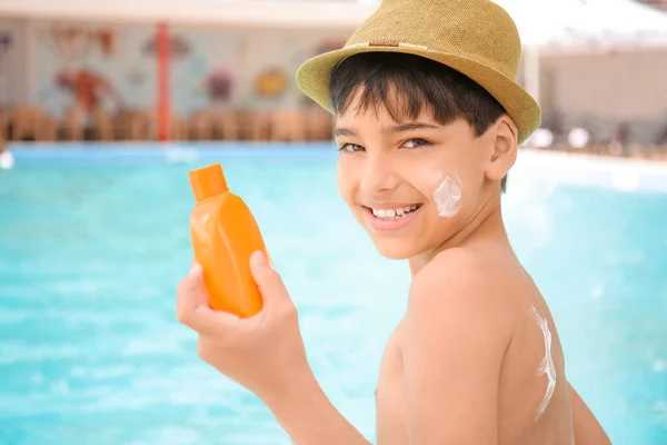 Little Boy Sun Protection Cream Swimming Pool — Stock Photo, Image