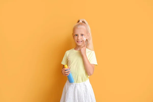 Little Girl Sun Protection Cream Color Background — Stock Photo, Image