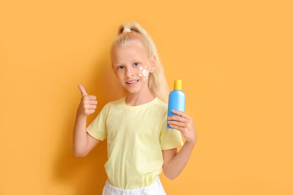 Little Girl Sun Protection Cream Showing Thumb Gesture Color Background — Stock Photo, Image