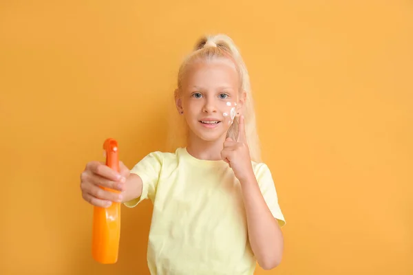 Niña Con Crema Protección Solar Sobre Fondo Color — Foto de Stock