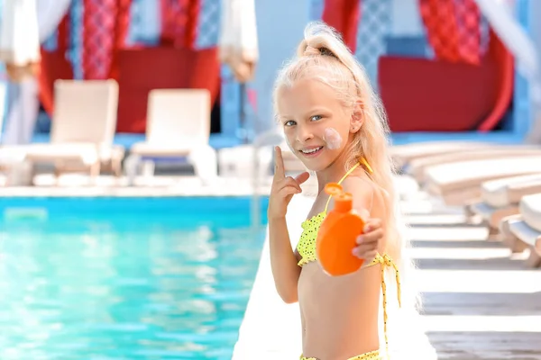 Little Girl Sun Protection Cream Swimming Pool — Stock Photo, Image
