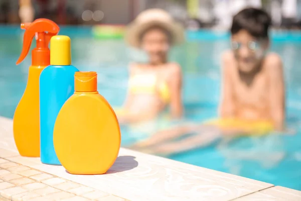 Bottles Sun Protection Cream Swimming Pool — Stock Photo, Image