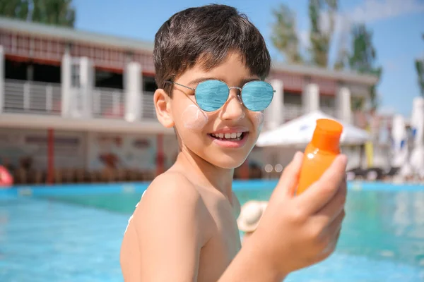 Little Boy Sun Protection Cream Swimming Pool — Stock Photo, Image