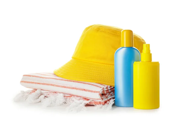 Strand Accessoires Met Zonnebrandcrème Witte Achtergrond — Stockfoto