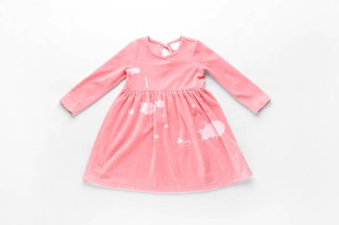 Beyaz arka planda edepsiz çocuk kıyafeti