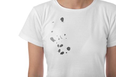 Beyaz arka planda kirli elbiseli genç bir kadın.