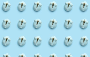 Renkli arka planda parası olan birçok domuz kumbarası