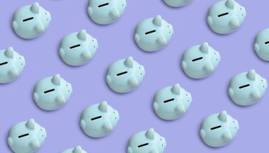 Renkli arka planda birçok domuz kumbarası