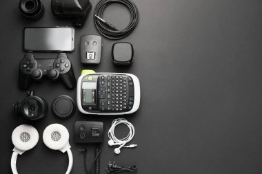 Koyu arkaplanda farklı modern aygıtlar