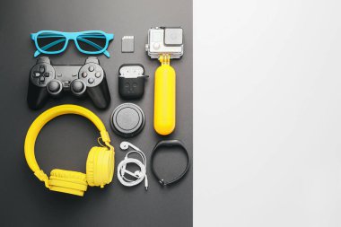 Siyah ve beyaz arkaplanda farklı modern aygıtlar