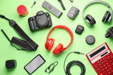 Renk arkaplanındaki farklı modern aygıtlar