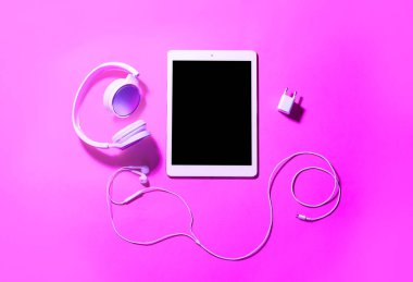 Renk arkaplanındaki farklı modern aygıtlar