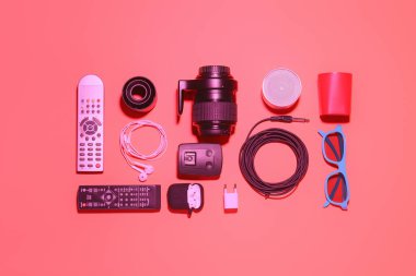 Renk arkaplanındaki farklı modern aygıtlar