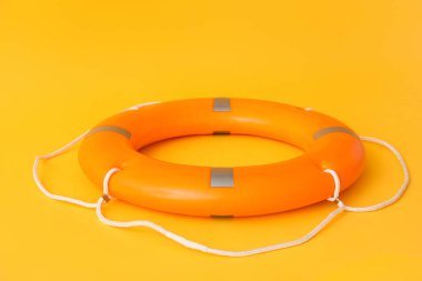 Renk arkaplanındaki Lifebuoy halkası