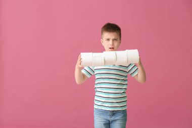 Arka planda tuvalet kağıdı olan komik bir çocuk.