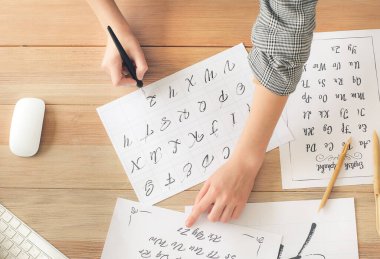 Ofiste çalışan kadın bir kaligrafçı.