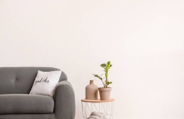 Oturma odasında masası olan şık bir kanepe.