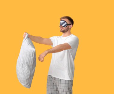 Renkli arka planda erkek uyurgezer