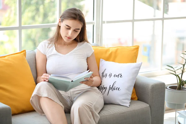 Hermosa Joven Leyendo Libro Casa — Foto de Stock