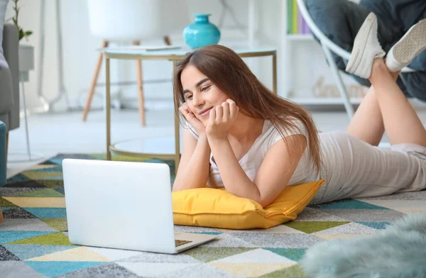 Bella Giovane Donna Che Utilizza Computer Portatile Casa — Foto Stock