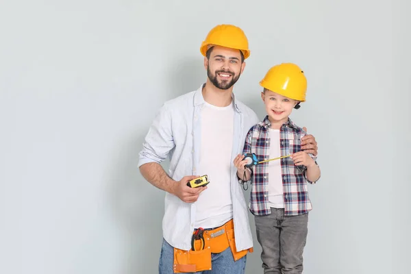 Pai Filho Com Fitas Medição Fundo Cinza — Fotografia de Stock