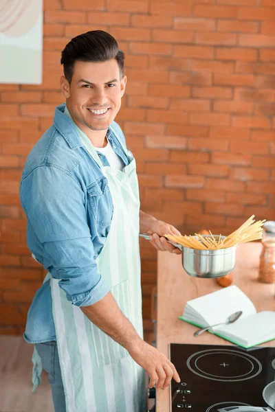 Young Man Boiling Pasta Kitchen — Stock Photo, Image