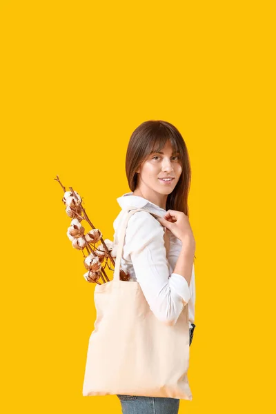 Mooie Jonge Vrouw Met Katoenen Bloemen Boodschappentas Kleur Achtergrond — Stockfoto