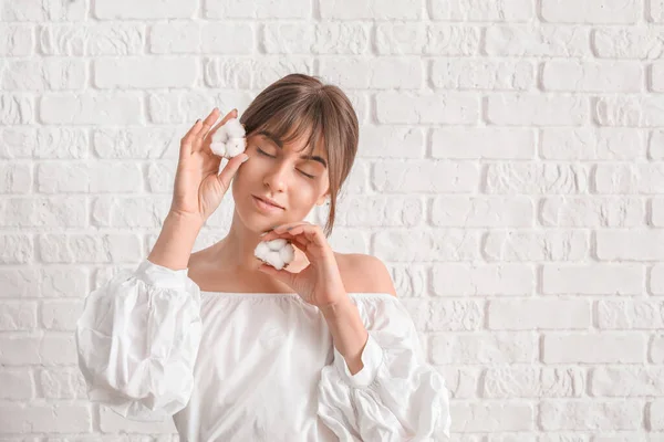 Schöne Junge Frau Mit Baumwollblumen Auf Weißem Backsteinhintergrund — Stockfoto