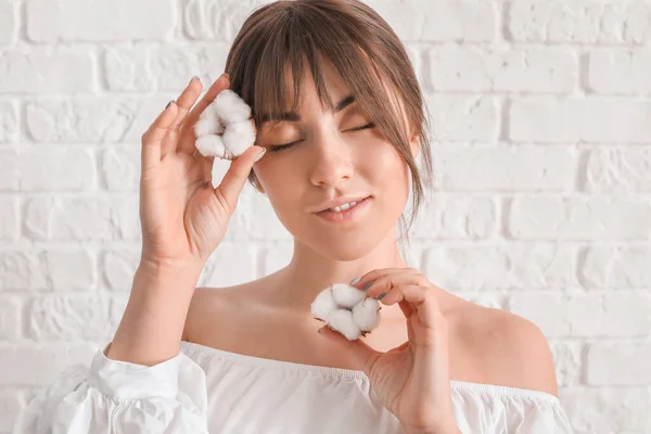 Mooie Jonge Vrouw Met Katoenen Bloemen Witte Baksteen Achtergrond — Stockfoto