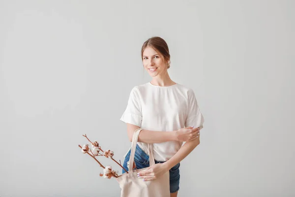 Mooie Jonge Vrouw Met Katoenen Bloemen Boodschappentas Lichte Achtergrond — Stockfoto