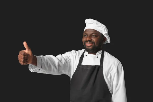 Chef Afroamericano Masculino Mostrando Pulgar Hacia Arriba Sobre Fondo Oscuro — Foto de Stock