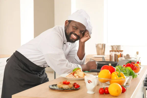Chef Afroamericano Masculino Con Sabroso Plato Cocina —  Fotos de Stock