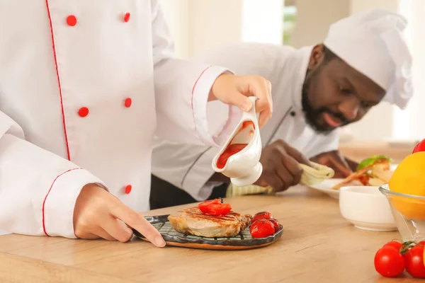Afroameričtí Kuchaři Vaří Kuchyni — Stock fotografie